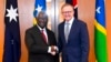 Perdana Menteri Australia Anthony Albanese, kanan, dan Perdana Menteri Kepulauan Solomon Manasseh Sogavare berjabat tangan menjelang pertemuan bilateral di Gedung Parlemen di Canberra, Australia, 6 Oktober 2022. (Foto: via AP)