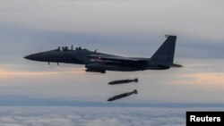 Pesawat tempur F-15K Angkatan Udara Korea Selatan dalam latihan pengeboman bersama dengan AS, 4 Oktober 2022. (Foto: Yonhap via Reuters)