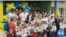 Niños de una escuela primaria reconstruida posan al iniciar clases del año escolar en Bucha, ciudad periférica de Kiev en Ucrania. [Imagen: Captura de pantalla de reportaje producido por VOA]