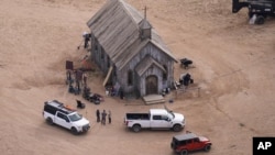 ARCHIVO - Esta foto aérea muestra parte de la película Bonanza Creek Ranch ambientada en Santa Fe, Nuevo México, el sábado 23 de octubre de 2021, donde la directora de fotografía Halyna Hutchins murió a causa de un arma disparada por el actor Alec Baldwin.