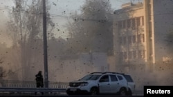 រូបឯកសារ៖ ទិដ្ឋភាព​នៃ​ការផ្ទុះ​នៅ​តាមផ្លូវ​ក្នុង​អំឡុងពេល​ការវាយប្រហារ​ដោយ​ដ្រូន​របស់​រុស្ស៊ី​នៅ​ទីក្រុងកៀវ នៅ​ថ្ងៃទី១៧ ខែតុលា ឆ្នាំ២០២២ ដែល​អាជ្ញាធរ​ក្នុង​តំបន់​ចាត់ទុកថា​ជា​យន្តហោះ​គ្មាន​មនុស្ស​បើក​​ប្រភេទ Shahed-136 ផលិត​ដោយ​អ៊ីរ៉ង់។