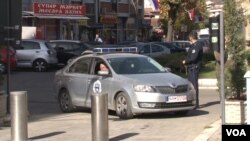 Policija u Severnoj Mitrovici (Foto: VOA)