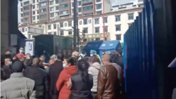 ལྷ་སར་དམ་དྲག་འོག་མང་ཚོགས་ལ་འཚོ་བའི་དཀའ་ངལ་བཟོད་དཀའ་བ་འཕྲད་བཞིན་པ།