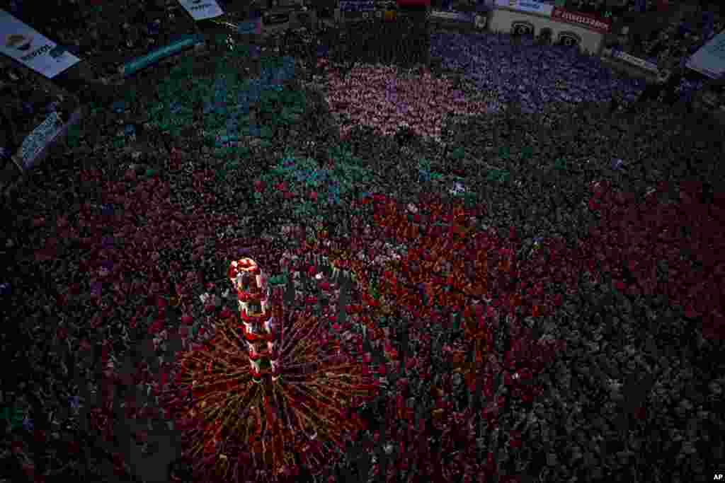 Members of "Jove de Xiquets de Valls" form their human tower during the 28th Human Tower Competition in Tarragona, Spain.