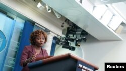 Фото: речниця Білого дому Карін Жан-П'єр під ча спилкування з журналістами, 17 жовтня 2022 року