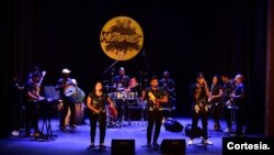 ARCHIVO - La orquesta Esencia Pura en plena actuación. [Foto: Angélica Trejos, VOA]
