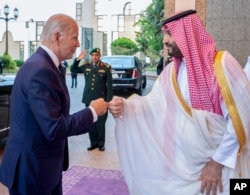 Rais wa Marekani Joe Biden alipokutana na Mwana mfalme Mohammed bin Salman Saudi Arabia Julai 15, 2022. (Bandar Aljaloud/Saudi Royal Palace via AP, File)