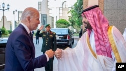 Rais wa Marekani Joe Biden akisalimiana na Mwana wa Mfalme wa Saudi Arabia Mohammed bin Salman 