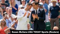 Novak Đoković i Rodžer Federer tokom ceremonije obeležavanja 100 godina postojanja vimbldonskog centralnog terena (Foto: Reuters/Susan Mullane-USA TODAY Sports) 