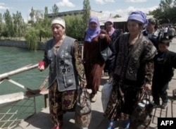 O'zbekistonda xalq va hukumat bir-biridan juda uzoq, deydi sharhlovchilar. Davlat rahbari nima desa, shu-da degan qarash keng tarqalgan.