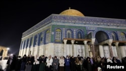 Waislamu wa swali "Taraweeh" mkesha wa kuanza mwezi wa Ramadan katika uwanja wa mskiti wa Al-Aqsa