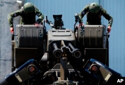 Tajvanski vojnici pored protivavionskog topa, u bazi na jugoistoku Tajvana, 18. augusta 2022.