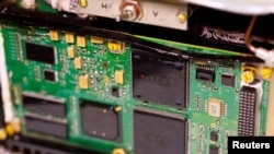 資料照片：烏軍在戰場上收集到並交給路透社的含有Altera芯片的無線電高度表，這種設備被俄羅斯的“口徑”和“伊斯坎德爾”導彈用來在飛行途中進行匹配地形的自動修正。
