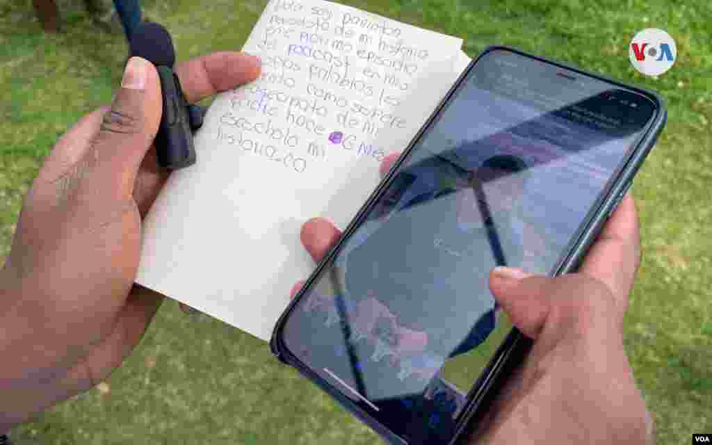 Los jóvenes elaboran sus propios libretos, que son utilizados en sus piezas periodísticas. [Foto: Karen Sánchez, VOA]