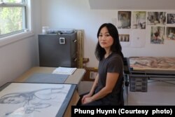 អ្នកស្រី Phung Huynh សិល្បៈករ​ផ្នែក​គំនូរ និង​សាស្ត្រាចារ្យ​ផ្នែក​សិល្បៈ​នៅ​មហា​វិទ្យាល័យ Los Angeles Valley នៅក្នុងស្ទូឌីយោរបស់អ្នកស្រី។ (រូបថតផ្តល់ឲ្យដោយ Phung Huynh)