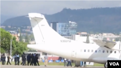 Captura de pantalla de transmisión en vivo del momento en que las autoridades de Honduras entregan a la DEA en Tegucigalpa al supuesto narcotraficante Omar Zamora Mayorga, el 15 de agosto, para ser extraditado a Estados Unidos. (Foto VOA / Cortesía)