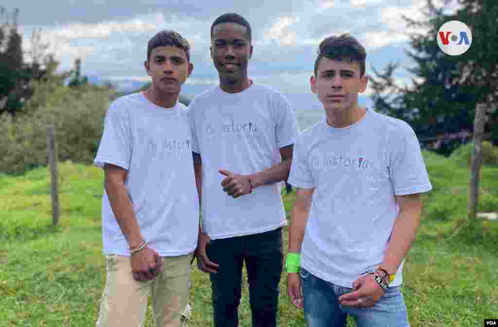 El periodismo es relevante &ldquo;porque hablamos libres, sin que nadie nos esté presionando"; dice Stiven Caicedo (centro), sobre esta profesión. &nbsp;[Foto: Karen Sánchez, VOA]