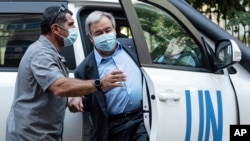 Sekjen PBB Antonio Guterres mengunjungi Universitas Nasional Ivan Franko, universitas tertua di Ukraina, di Lviv, Ukraina, Kamis, 18 Agustus 2022. Antonio Guterres akan bertemu Kamis malam dengan Presiden Ukraina Volodymyr Zelenskyy. (AP/Evgeniy Maloletka)