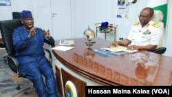 Shugaban sashen Hausa Aliyu mustapha, da babban hafsan hafsoshin mayakan ruwan Najeriya Vice Admiral Auwal Zubairu Gambo