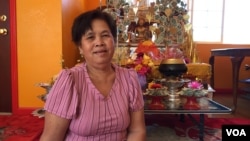 អ្នកស្រី ខ្វាត់ សារឿន អាយុ ៦៦ ឆ្នាំ អ្នក​រស់​នៅ​ក្រុង​ Oakland រយៈ​ពេល​៣០​ឆ្នាំ​មក​ហើយ ផ្តល់​បទ​សម្ភាសន៍​ជាមួយ​ VOA នៅ​មជ្ឈមណ្ឌល​សហគមន៍​ព្រះ​សង្ឃ​ខ្មែរ​អន្តរជាតិ ដែល​គេ​ស្គាល់​ថា​ជា​«វត្ត​ថ្មី‍» កាល​ពី​ថ្ងៃ​ទី​៣០​​ ខែ​សីហា ឆ្នាំ​២០១៦។ អ្នកស្រី​បាន​មក​រស់​នៅ​សហរដ្ឋ​អាមេរិក​កាល​ពី​៣០​ឆ្នាំ​មុន ប៉ុន្តែ​បាន​​ចូល​រួម​​ក្នុង​ការ​បោះឆ្នោត​​ប្រធានាធិបតី​សហរដ្ឋ​អាមេរិក​តែ​ម្តង​គត់ គឺ​នៅ​ឆ្នាំ​២០០៨។ (សឹង សុផាត/VOA)