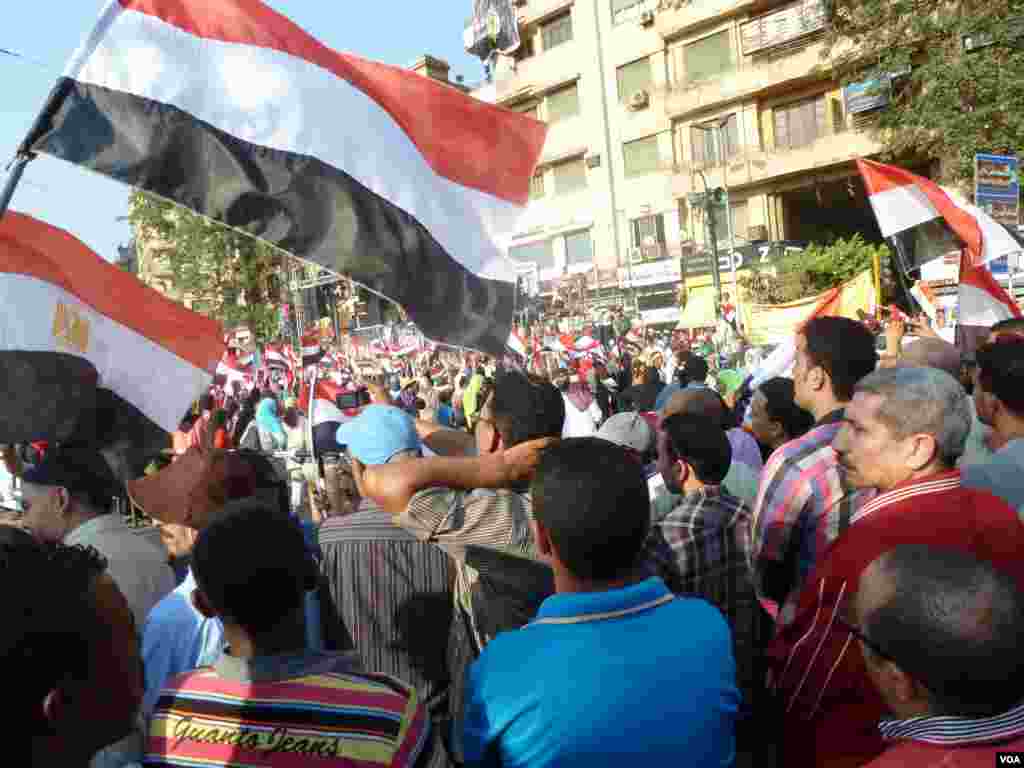 Thousands poured into Tahrir Square to celebrate what they are calling Egypt's "Second Revolution", the military's ouster of president Mohamed Morsi, July 7, 2013. (S. Behn/VOA)