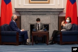 Predsjednica Tajvana Tsai Ing-wen tokom sastanka sa demokratskim senatorom Edom Markeyjem, u predsjedničkoj kancelariji u Tajpeju, Tajvan, 15. augusta 2022.(Taiwan Presidential Office via AP)