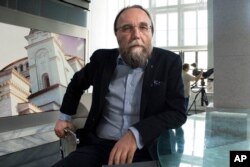 Alexander Dugin, komentator politik Rusia, duduk di studio TV-nya di pusat kota Moskow. (Foto: AP)