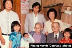អ្នកស្រី Phung Huynh កាលពីកុមារី ថតរូបជាមួយក្រុមគ្រួសាររួមមានឪពុកម្តាយ ជីដូនជីតា បងប្រុស ប្អូនស្រី និងប្អូនប្រុសពៅដែលទើបនឹងកើត នៅទីក្រុង Los Angeles រដ្ឋកាលីហ្វ័រញ៉ា ក្នុងឆ្នាំ ១៩៨៦។ (រូបថតផ្តល់ឲ្យដោយ Phung Huynh)
