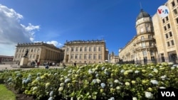 Los jardines contrastan de manera armoniosa con las edificaciones emblemáticas de la ciudad. En el fondo, se ve el Capitolio Nacional, sede del Congreso, y, a su derecha, el Colegio Mayor de San Bartolomé, uno de los más antiguos de Colombia. [Foto: Karen Sánchez, VOA]