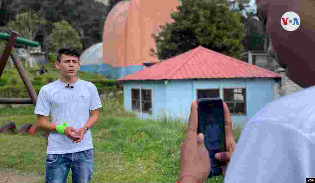 Los jóvenes manifiestan que editar, tomar fotos y hacer entrevistas está entre sus preferencias como parte del proyecto 'Mi Historia'. [Foto: Karen Sánchez, VOA]