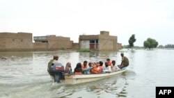 مقام ها در پاکستان گفته اند که از ماه جون به این سو، بیش از۹۰۰ نفر در اثر بارندگی در آن کشور جان باخته اند