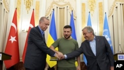 Le président ukrainien Volodymyr Zelenskyy, au centre, le président turc Recep Tayyip Erdogan, à gauche, et le secrétaire général des Nations Unies Antonio Guterres se serrent la main après leur rencontre à Lviv, en Ukraine, le jeudi 18 août 2022. (AP Photo/Evgeniy Maloletka)