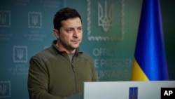 En esta foto proporcionada por la Oficina de Prensa Presidencial de Ucrania, el presidente ucraniano Volodymyr Zelenskyy pronuncia su discurso dirigiéndose a la nación en Kiev, Ucrania, el viernes 25 de febrero de 2022.