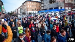 Los participantes asisten a una manifestación en apoyo del crítico del Kremlin encarcelado Alexei Navalny en Vladivostok el 21 de abril de 2021.