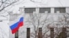 Bendera Rusia berkibar di depan Kantor Kedutaan Besar Rusia di Washington, AS, pada 24 Februari 2022. (Foto: AP/Patrick Semansky)