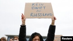 Ова ќе обезбеди дека овие банки се исклучени од меѓународниот финансиски систем и ќе им наштети на нивната способност да работат на глобално ниво, објави Белата куќа