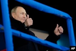 Presiden Rusia Vladimir Putin menghadiri upacara pembukaan Olimpiade Musim Dingin 2022, 4 Februari 2022, di Beijing. (Foto: AP)