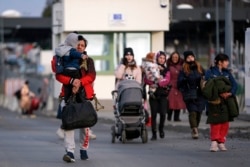 ពលរដ្ឋអ៊ុយក្រែនបានភៀសខ្លួនឆ្លងកាត់ច្រកព្រំដែន Medyka ចូលក្នុងប្រទេសប៉ូឡូញ ថ្ងៃទី ២៦ ខែកុម្ភៈ ឆ្នាំ ២០២២។