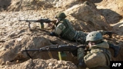 Российские и белорусский солдаты на учениях (архивное фото)