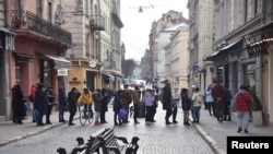 Njerëzit duke pritur në radhë për të tërhequr para nga një bankomat në qytetin Lviv