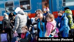 Izbeglice iz Ukrajine na železničkoj stanici u Zahoniju u Mađarskoj, 27. februara 2022.