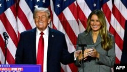 Bivši američki predsjednik i republikanski predsjednički kandidat Donald Trump i bivša američka prva dama Melania Trump nakon govora tokom izborne večeri u kongresnom centru West Palm Beach u West Palm Beachu, Florida, rano 6. novembra 20. novembra