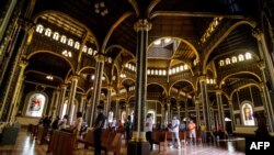 Fieles asisten a misa en la Basílica de los Ángeles en Cartago, Costa Rica, el 28 de junio de 2020,