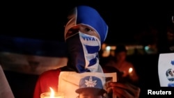 Un manifestante protesta en la Catedral Metropolitana de Managua (Nicaragua) por los opositores encarcelados en un fotografía de archivo del 3 de octubre de 2019.