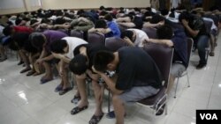 Ratusan tersangka pelaku penipuan lewat internet yang ditangkap di Taiwan (11/6).