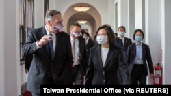 마이크 폼페오(왼쪽) 전 미 국무장관이 3일 차이잉원 타이완 총통과 타이베이 관저에서 회동하고 있다. 