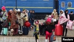 En fotos | Mujeres y niños ucranianos buscan refugio tras la invasión 