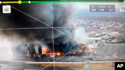 Picha inayoonyesha nyumba iliyoharibiwa kwa kombora, katika mji wa Kyiv, Ukraine. Picha hii ilitolewa na maafisa wa usalama wa Ukraine na ilipigwa kuwa kutumia ndege ndogo isiyokuwa na rubani. 