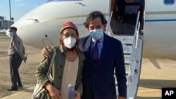 នៅក្នុងរូបថតផ្តល់ដោយមជ្ឈមណ្ឌល Richardson នេះ អតីតឯកអគ្គរដ្ឋទូតសហរដ្ឋអាមេរិកប្រចាំអង្គការសហប្រជាជាតិ លោក Bill Richardson (ស្តាំ) ថតជាមួយអ្នកកាសែត លោក Danny Fenster ក្នុងទីក្រុង Naypyitaw ប្រទេសមីយ៉ាន់ម៉ា ថ្ងៃទី 15 ខែវិច្ឆិកា ឆ្នាំ 2021។ (AP)