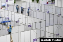 資料照：中國廣東廣州的工人在琶洲國際會展中心為新冠疫情修建方艙。（2022年4月10日）